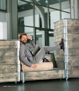 Model sitzt in Holzlandschaft